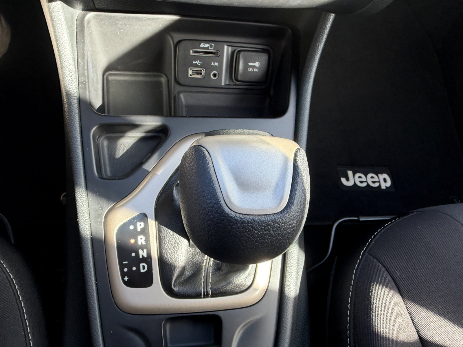 Used 2015 Jeep Cherokee Latitude FWD image 23