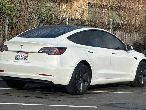 Used 2023 Tesla Model 3 Standard Range image 3