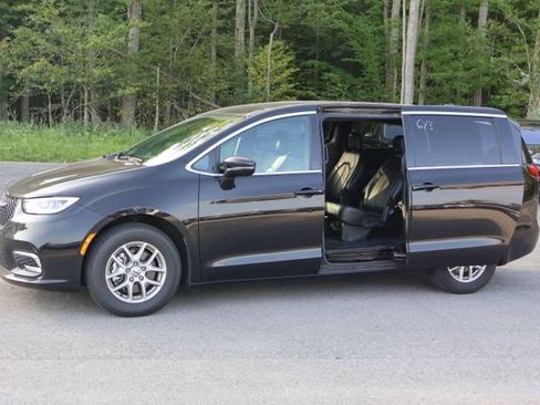 Used 2025 Chrysler Pacifica Select FWD image 4