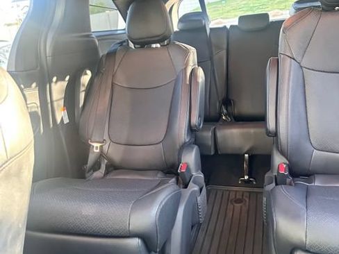 Used 2025 Toyota Sienna Limited FWD image 4