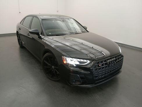 Used 2022 Audi S8 w/ S8 Comfort Plus Package AWD/4WD image 17