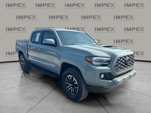 Used 2022 Toyota Tacoma TRD Sport w/ TRD Premium Sport Package AWD/4WD image 4