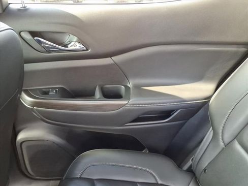 Used 2023 GMC Acadia SLT image 30