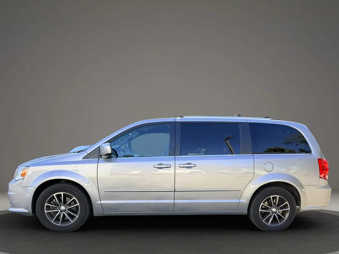 Used 2017 Dodge Grand Caravan SXT FWD image 7