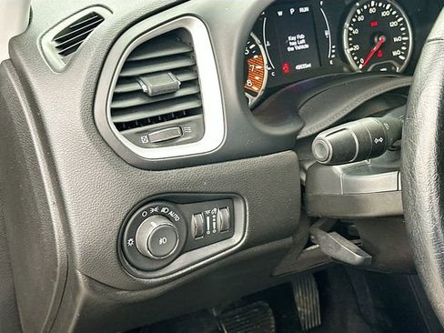 Used 2019 Jeep Renegade Latitude w/ Cold Weather Group AWD/4WD image 11