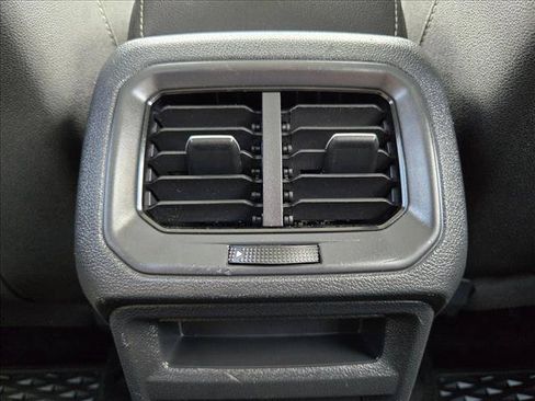Used 2024 Volkswagen Taos SE w/ Panoramic Sunroof Package FWD image 18