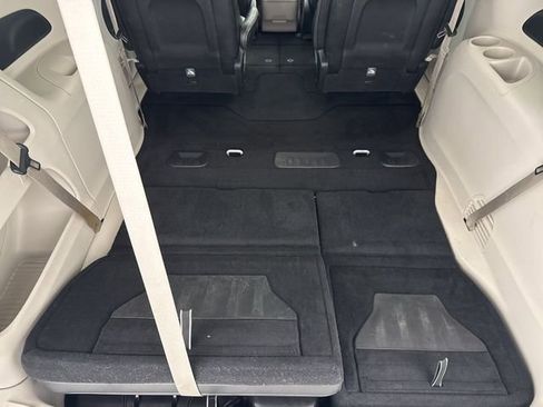 Used 2024 Chrysler Pacifica Touring-L image 32