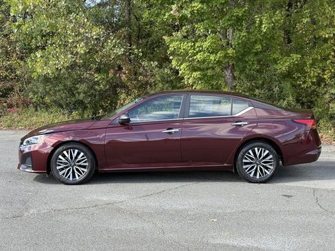 Used 2024 Nissan Altima 2.5 SV image 8