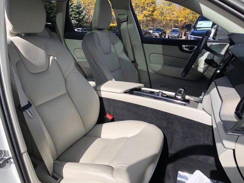 Used 2023 Volvo XC60 T8 Plus image 33