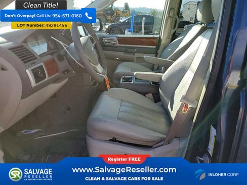 Used 2009 Chrysler Town & Country Touring image 9