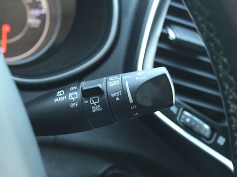 Used 2019 Jeep Cherokee Latitude w/ Cold Weather Group image 28