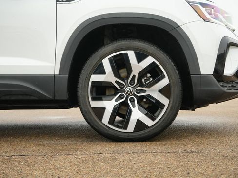 Used 2022 Volkswagen Taos SEL image 9