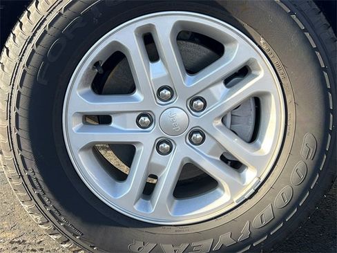 Used 2023 Jeep Grand Cherokee Laredo w/ Luxury Tech Group I image 6