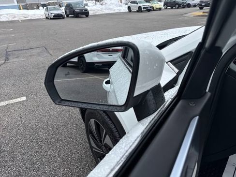 Certified 2025 Volkswagen Taos SE image 15