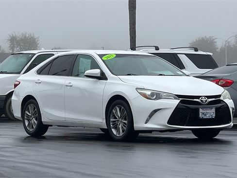 Used 2015 Toyota Camry SE image 2