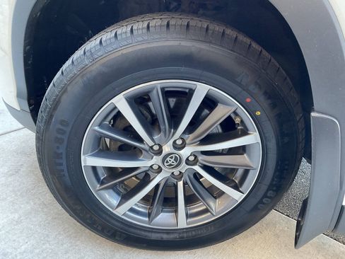 Used 2019 Toyota Highlander XLE AWD/4WD image 47