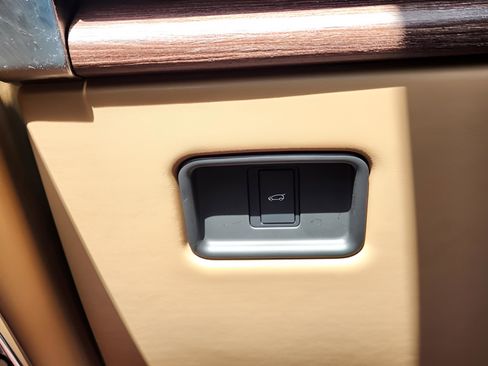 Certified 2025 Land Rover Range Rover SE image 18