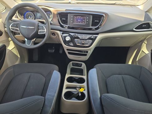 Used 2017 Chrysler Pacifica Touring FWD image 9