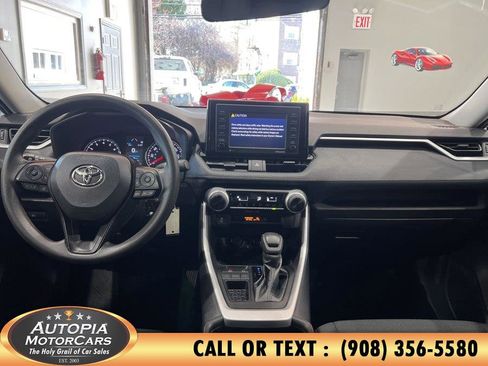 Used 2021 Toyota RAV4 LE image 19