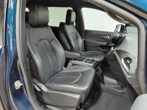 Used 2025 Chrysler Pacifica Select image 23