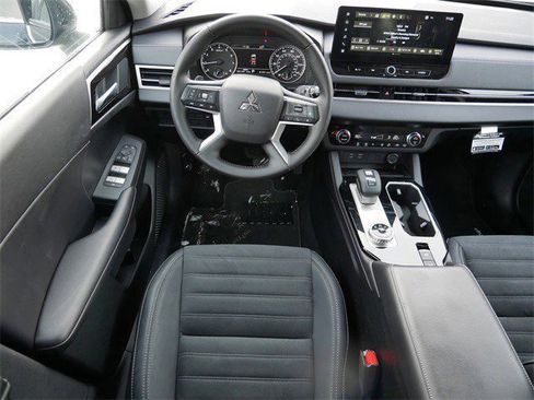 Used 2025 Mitsubishi Outlander SE image 10