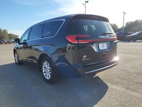 Used 2024 Chrysler Pacifica Touring-L image 3