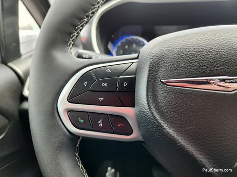 Used 2026 Chrysler Pacifica Select image 45