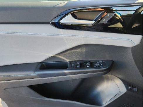 New 2024 Volkswagen Taos SE image 12