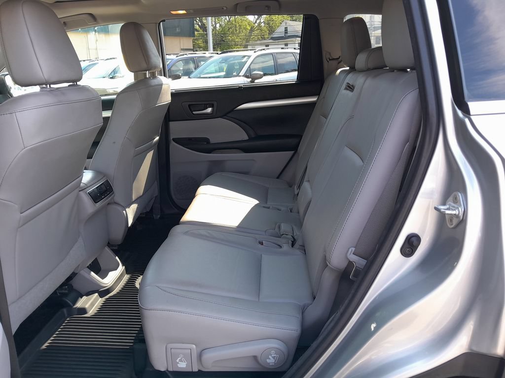 Used 2018 Toyota Highlander XLE AWD/4WD image 32