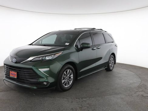 Used 2025 Toyota Sienna XLE FWD image 5