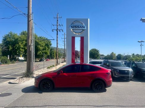 Used 2021 Tesla Model Y Long Range AWD/4WD image 1