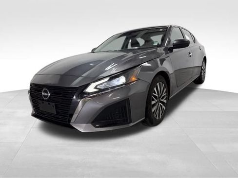 Used 2024 Nissan Altima 2.5 SV FWD image 2