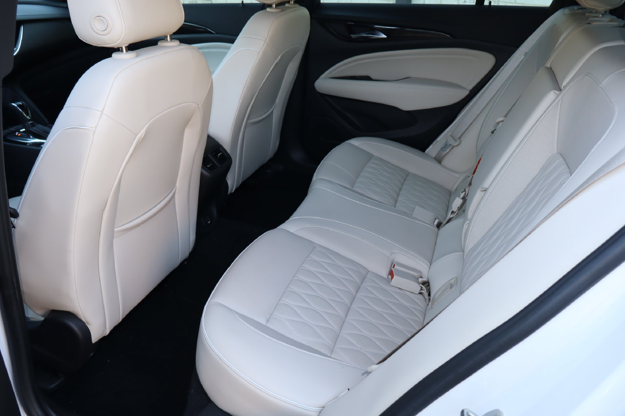 Used 2019 Buick Regal Avenir w/ Driver Confidence Package II FWD image 5