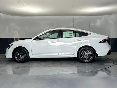 Used 2026 Nissan Sentra SV w/ SV Convenience Package FWD image 6