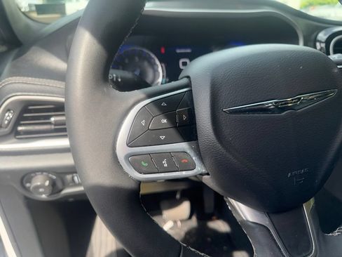 Used 2025 Chrysler Pacifica Select AWD/4WD image 14