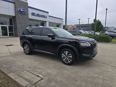 Used 2023 Nissan Pathfinder SL w/ Lighting Package (N92) FWD image 2