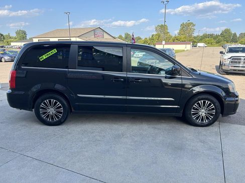 Used 2014 Chrysler Town & Country S FWD image 4