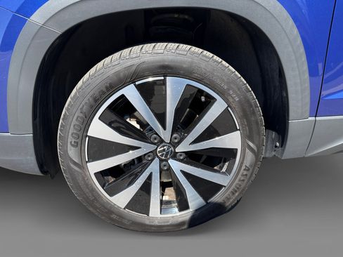 Used 2024 Volkswagen Taos SE image 9