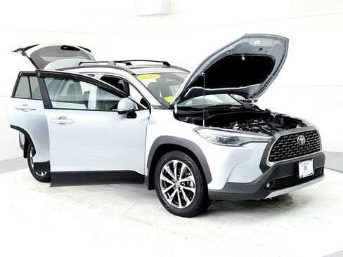 Used 2022 Toyota Corolla Cross XLE w/ Convenience Package AWD/4WD image 12