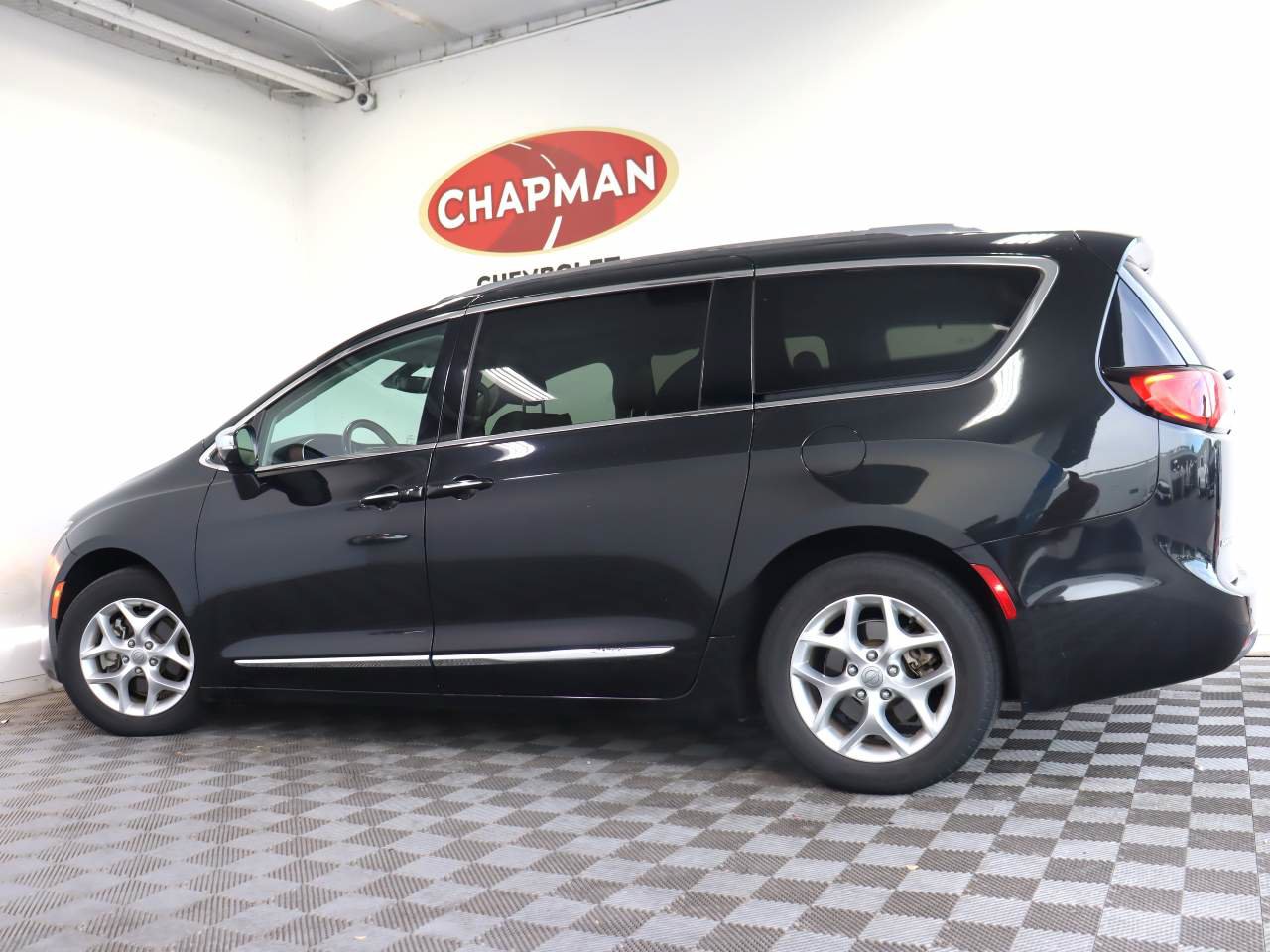 Used 2020 Chrysler Pacifica Limited FWD image 3
