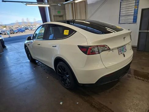Used 2022 Tesla Model Y Long Range image 3