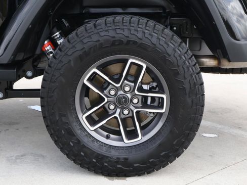 Used 2025 Jeep Gladiator Mojave image 11