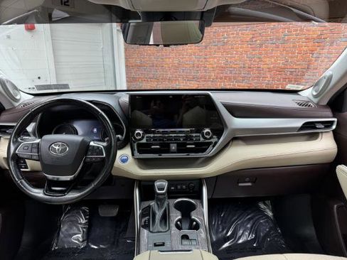 Used 2021 Toyota Highlander Platinum image 6