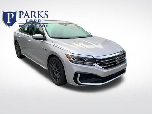 Used 2020 Volkswagen Passat 2.0T R-Line FWD image 1