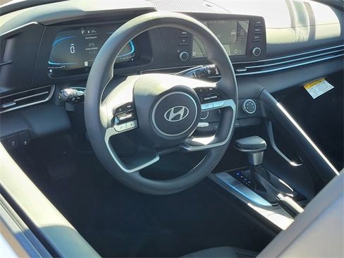 Certified 2025 Hyundai Elantra SE image 3