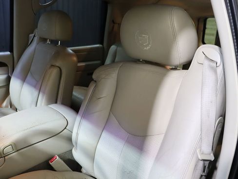 Used 2005 Cadillac Escalade ESV Platinum image 33