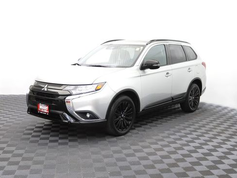 Used 2020 Mitsubishi Outlander LE AWD/4WD image 3