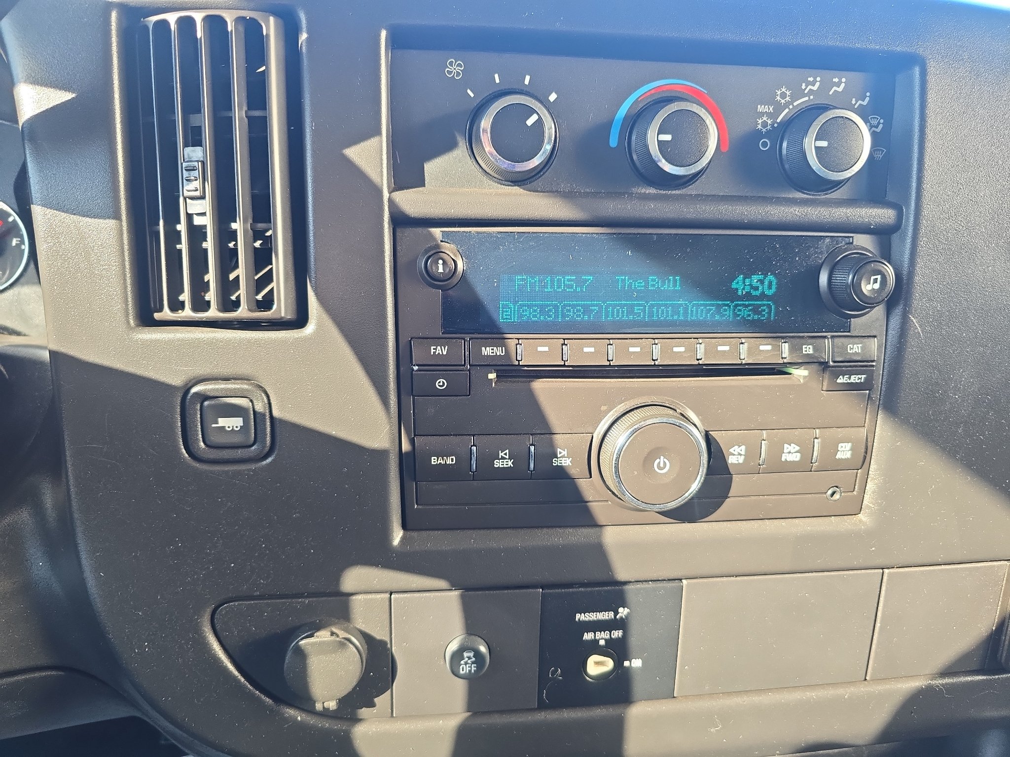 Used 2015 Chevrolet Express 2500 RWD image 25