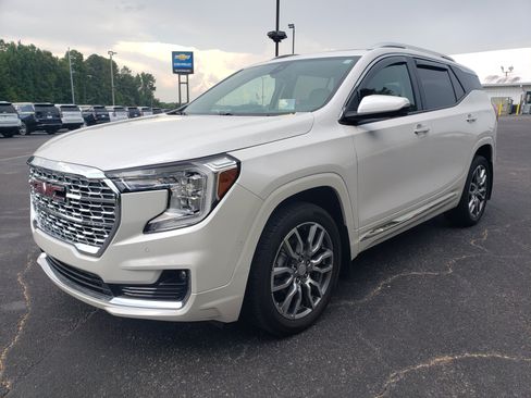 Used 2024 GMC Terrain Denali w/ Denali Premium Package AWD/4WD image 2