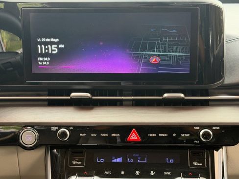 Used 2023 Kia Carnival EX FWD image 18